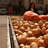 Torniamo su via Volta e all�angolo su via Toti vediamo un folla con voluminose buste piene di patate, carote e cipolle che accerchia un giovane.